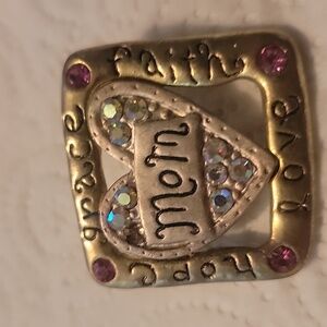 Broche  mom